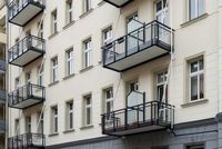 Bauen im Bestand in Berlin mit Fassadengestaltung und dem Einbau von Solaranlagen